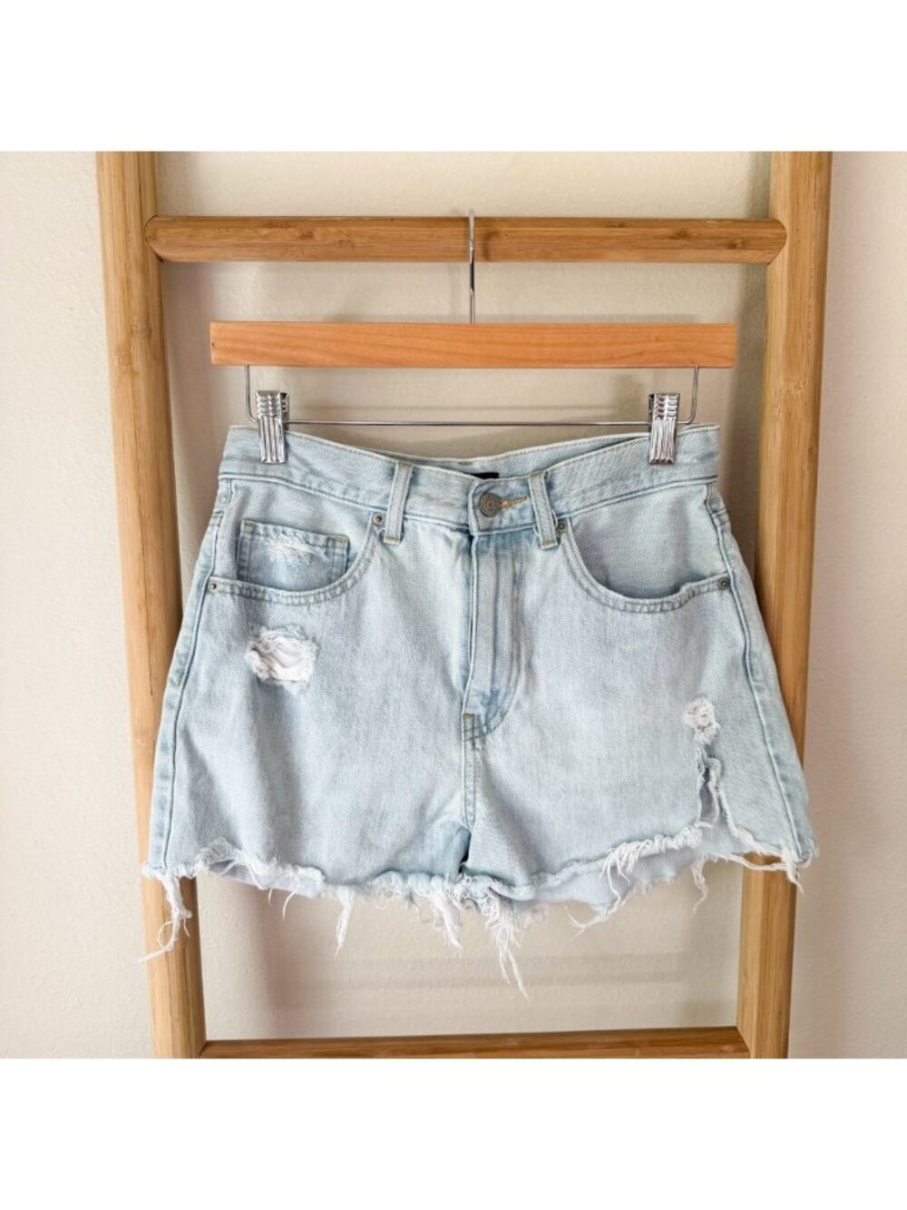 Uniqlo Jeans Light Wash Distressed Denim Cutoff Shorts Women’s Size 25”